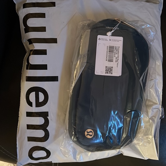 Lululemon Everywhere Belt Bag 
Velour 1L  green jasper/gold belt bag LAST 2 🎉 - Picture 8 of 9